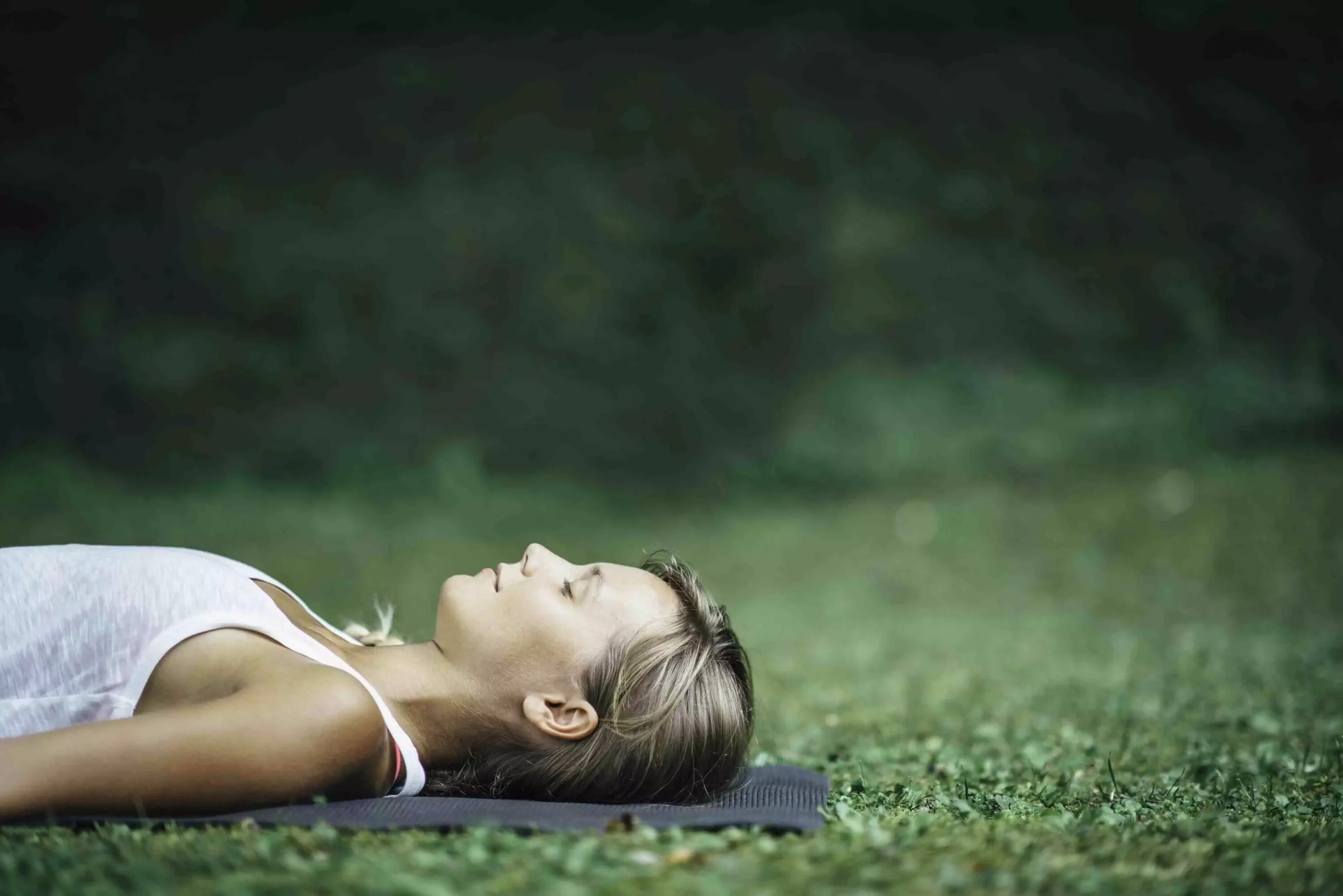 Медитация йога нидра. Расслабление. Расслабление на природе. Девушка лежит на траве. Расслабленный организм