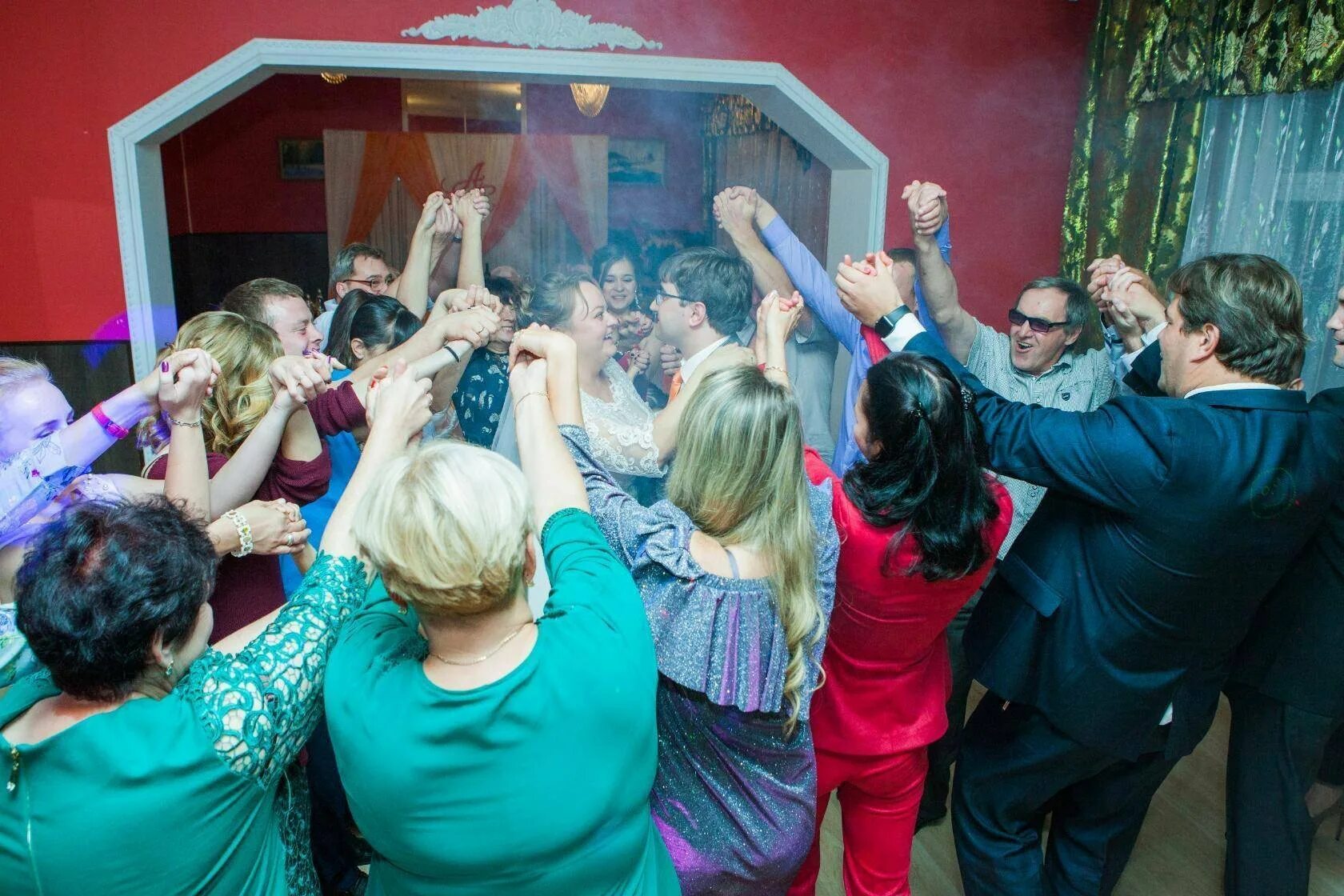 Вечеринка в ночном клубе. Крутая вечеринка. Частные вечеринки. Подруги в ресторане на вечеринке. Камерафон клубная съёмка.