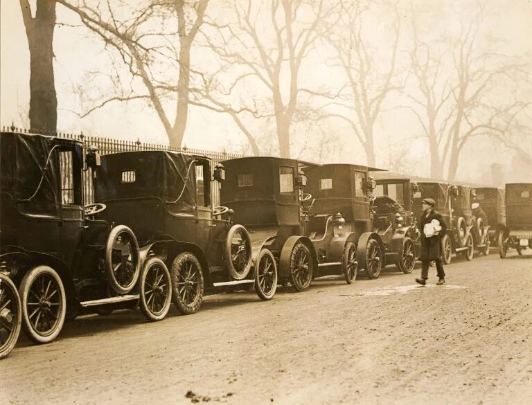 Лондонский КЭБ 19 века. КЭБ повозка Лондонский. Лондон такси 1907. КЭБ Англия 19 век. 1907 год первый автобус