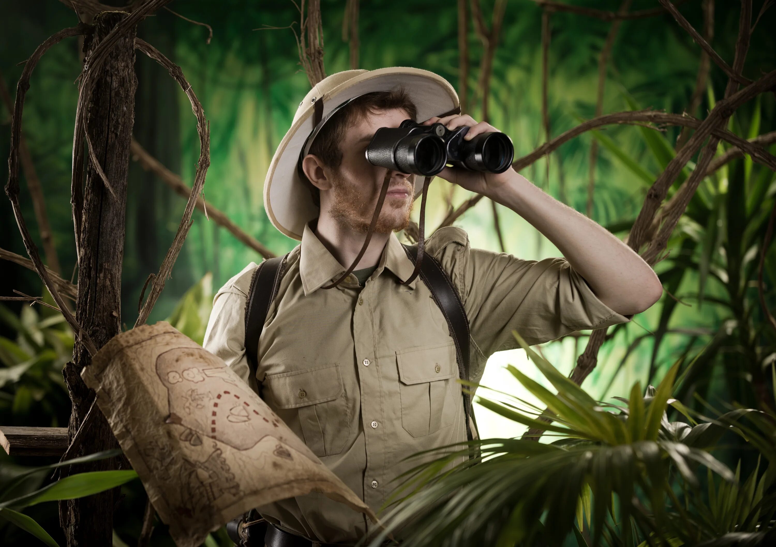 Исследователь джунглей. Путешественник в джунглях. Туристы в джунглях. Экспедиция в джунгли.