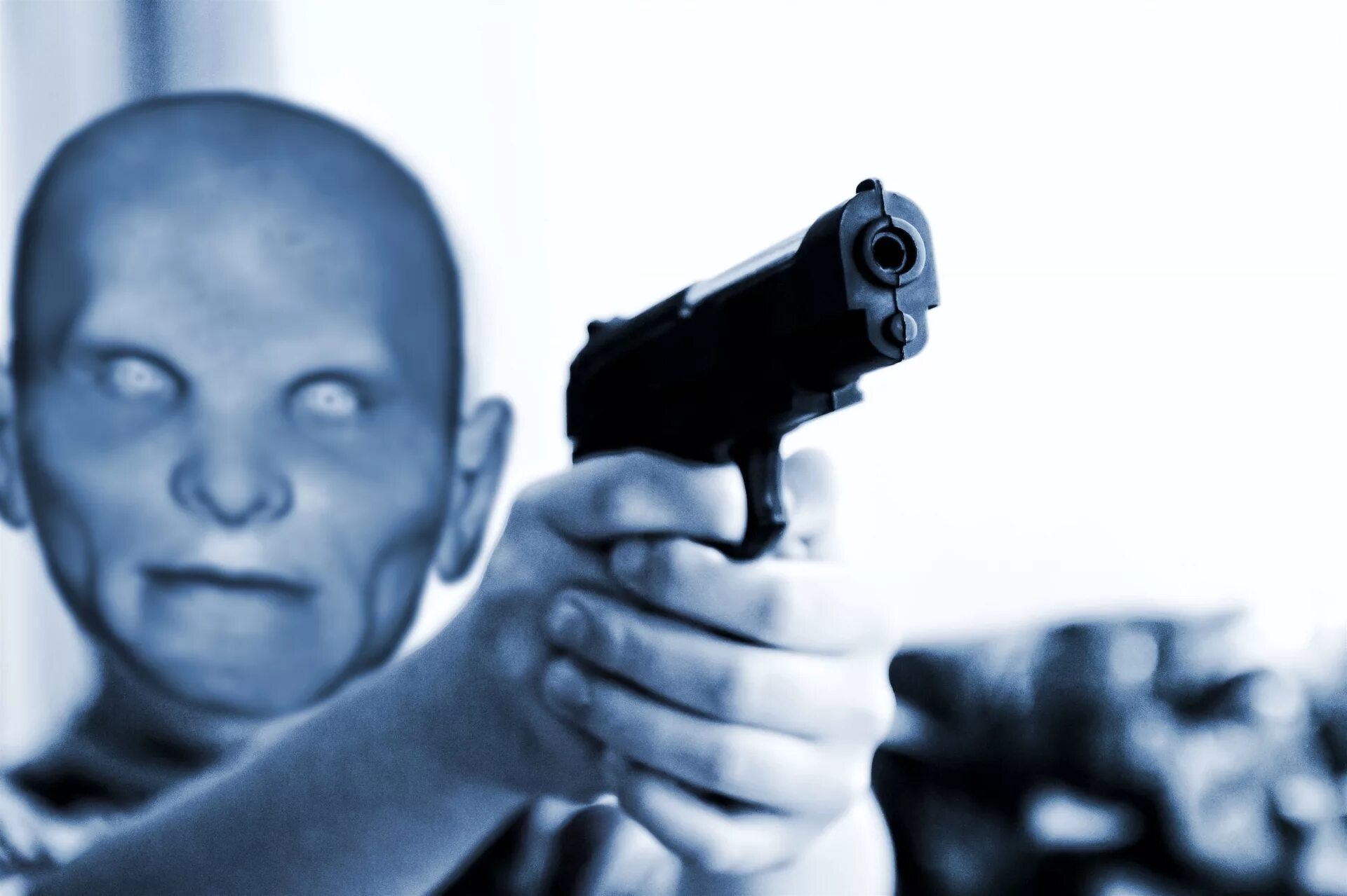 Рабочий угрожать. Человек с пистолетом в камеру. Угроза оружием. Человек угрожает оружием.