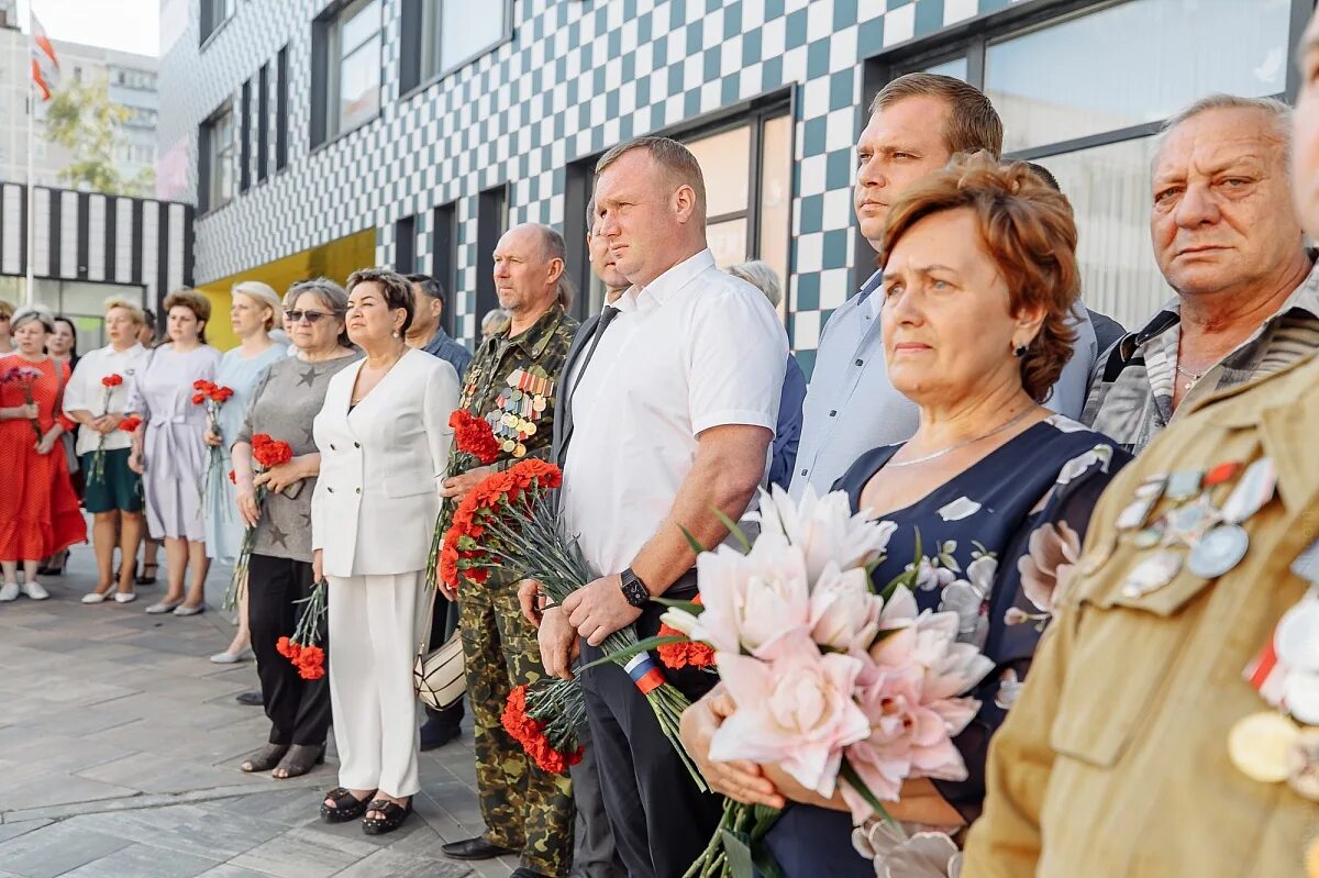 Новости орехово зуево свежие сегодня последние происшествия. Сад памяти в честь погибших в боевых действиях. Сад памяти в честь погибших в боевых действиях вывеска. Бизнесмены Орехово-Зуево фото. Мемориальная доска памяти погибших в Украине.