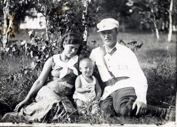 хочу туда стихи. там где мама молодая и отец живой. елка в вате и едва за тридцать бате. стихи пока еще все живы. там где мама молодая и отец живой.