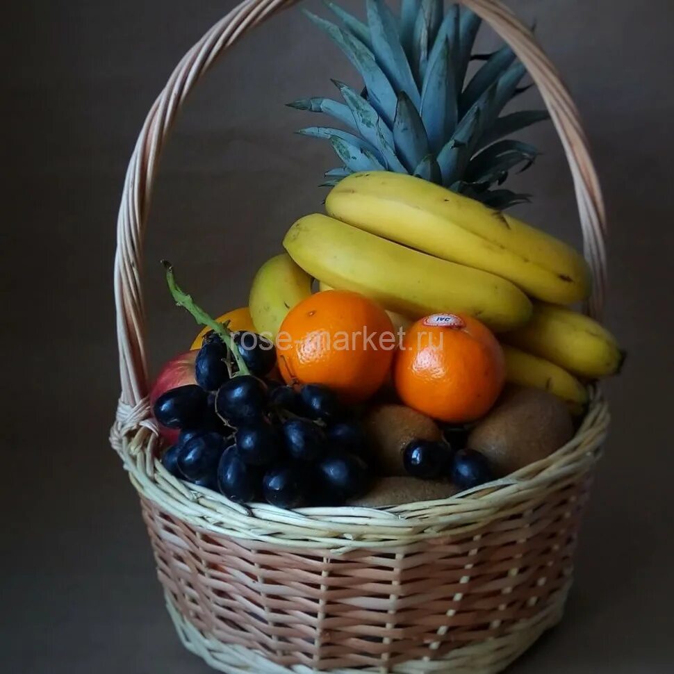 Букет из фруктов в корзинке. Корзина из фруктов 23. Витаминная корзина аппликация. Девушка с корзинкой овощей. Корзинка с витаминами.