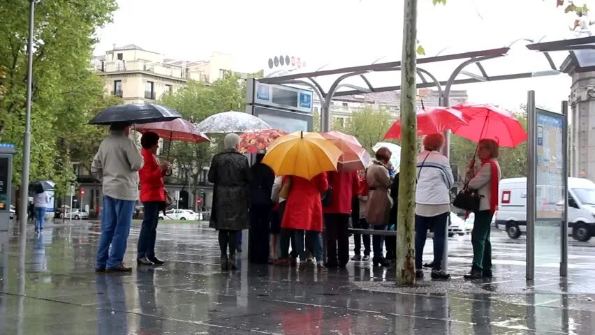 Люди ждут автобус на остановке. Автобусная остановка дождь. Люди на остановке в дождь. Ливень остановка. Остановка под дождем.