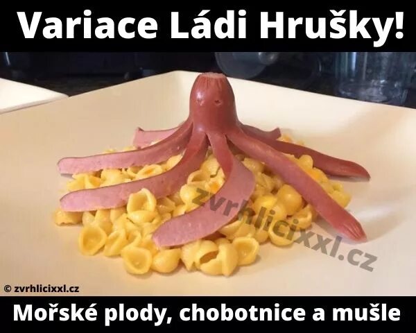 Привлекательная милашка выставляет напоказ вкусную писульку
