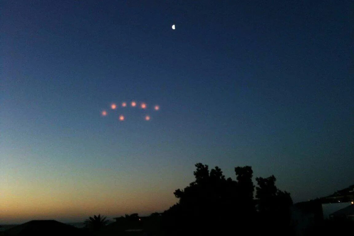 летающие объекты в небе. неопознанный лежащий объект. летающая тарелка. летающая тарелка в небе. летающие объекты в небе.