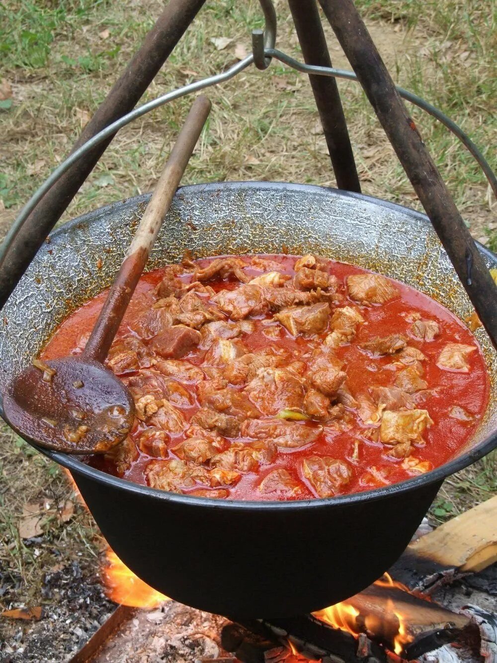 Вкусно в казане на костре. Венгерский бограч. Бограч по гуцульски. Бограч в казане на костре. Венгерский суп бограч.