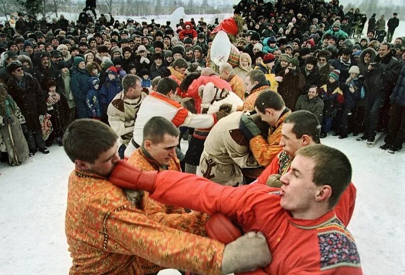 Кулачные бои казань. Кулачные бои на Руси стенка на стенку. Стенка на стенку Масленица. Масленица драка.