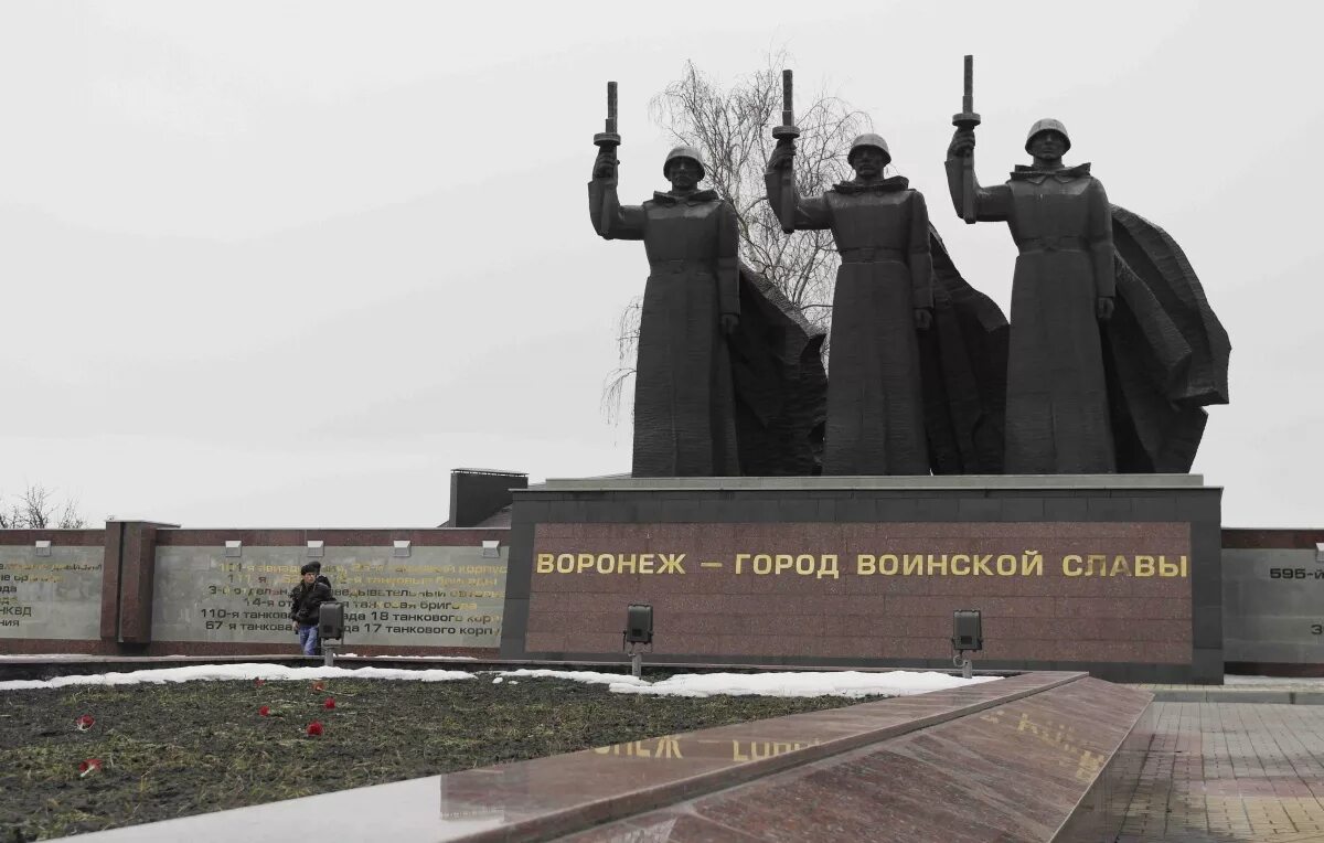 Статуя воронеж чижовский плацдарм. Воронежский плацдарм. Воронежский плацдарм. Воронеж братская могила 1 чижовский плацдарм. Памятник чижовский плацдарм в воронеже.