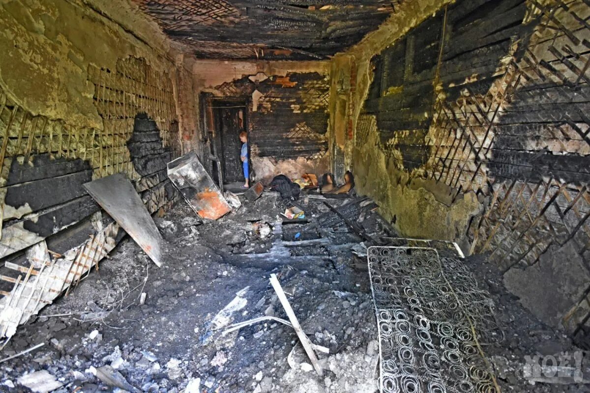 Сгорело общежитие. Общага горит. Горит общежитие. Пепелище после пожара в квартире.