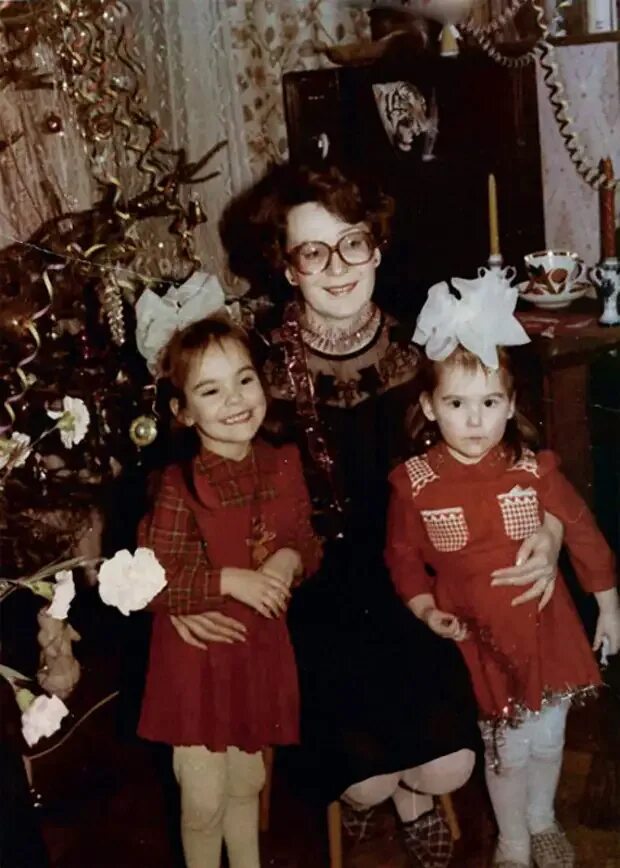 Застолье девяностых. Нг 90. Советский новый год празднование. Театральная площадь киров 70 е года. Уютная комната в советском стиле.