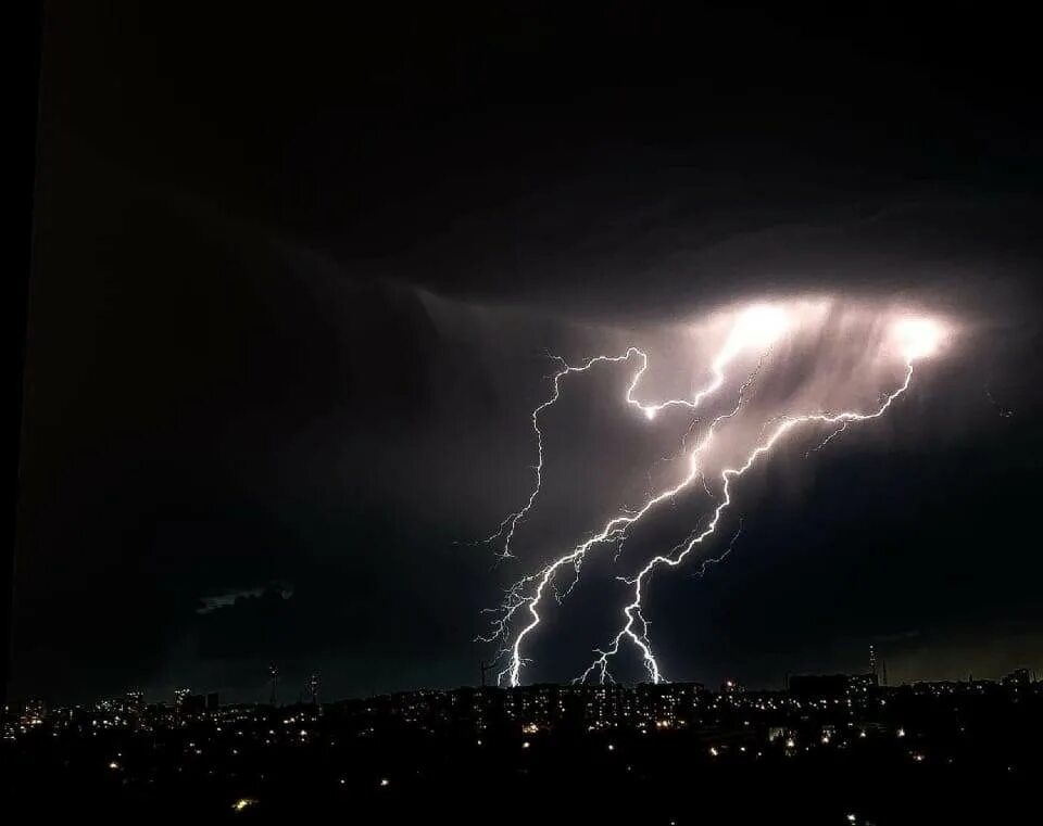 Грози показано. Гроза Брянск. Гроза и дождь. Дождь ливень гроза. Ливень с грозой.