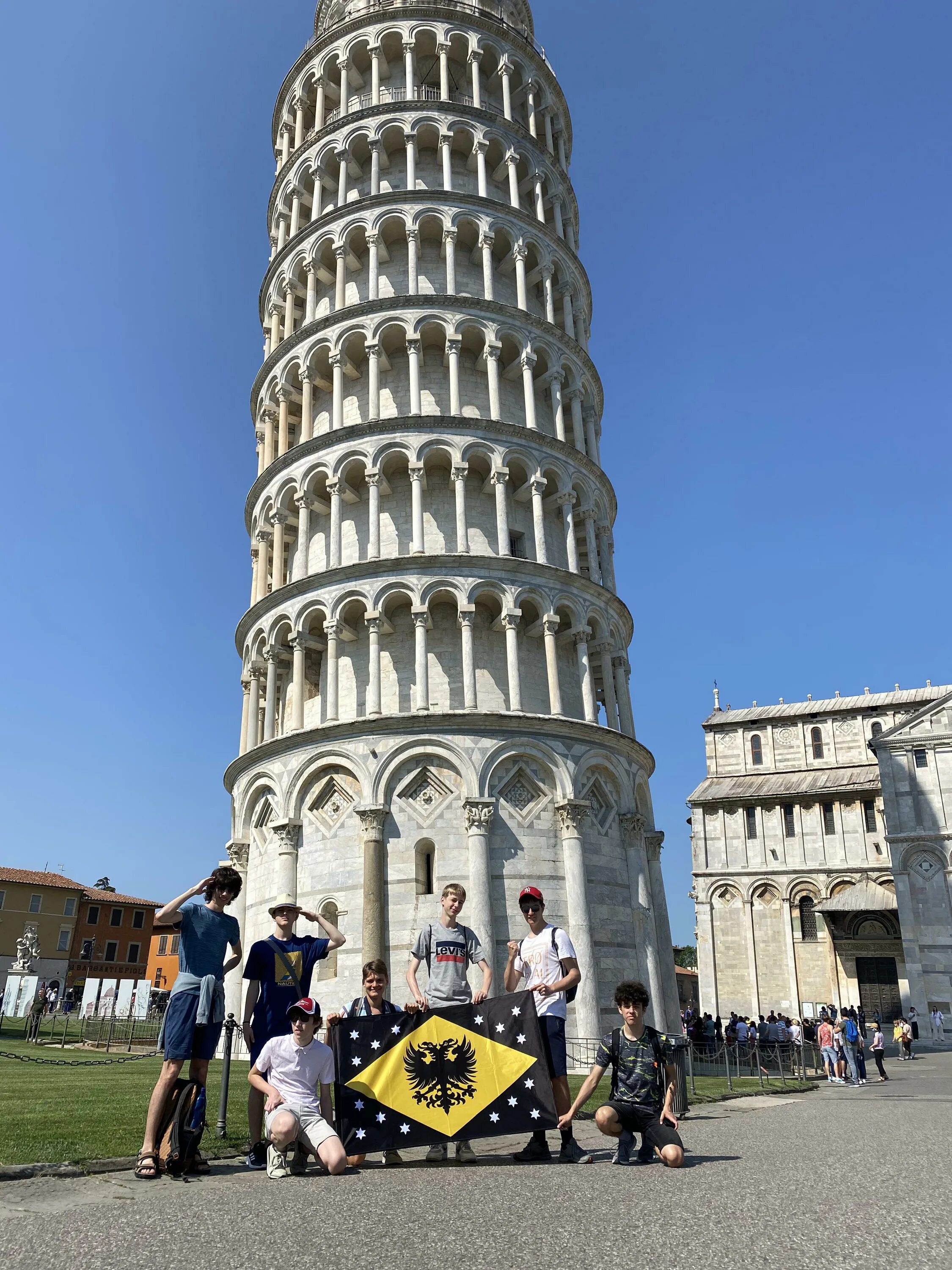 Город где башня. Пизанская башня в Риме. Падающая Пизанская башня. Пизанская башня 2022. Семь чудес света Пизанская башня.
