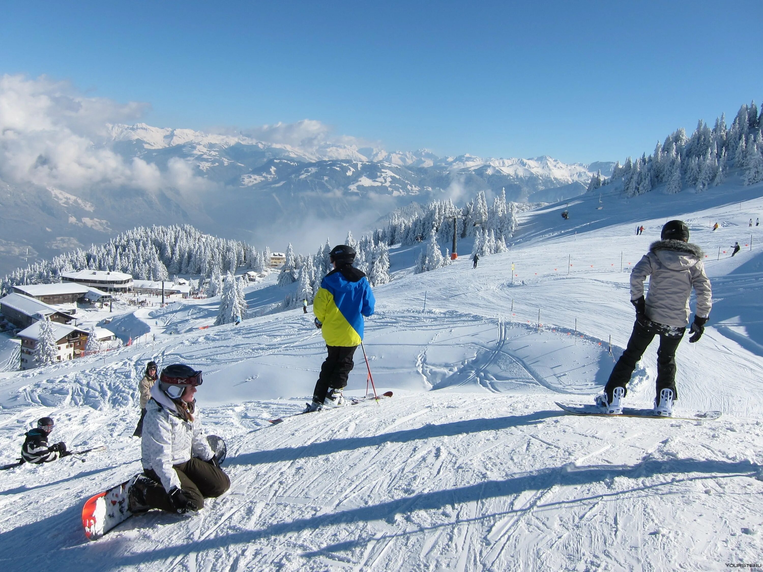 Вакансии горнолыжный курорт. Курорт в швейцарском кантоне Вале. Горнолыжка в Швейцарии. Лыжный курорт Монтана. Вербье Швейцария горнолыжный курорт.