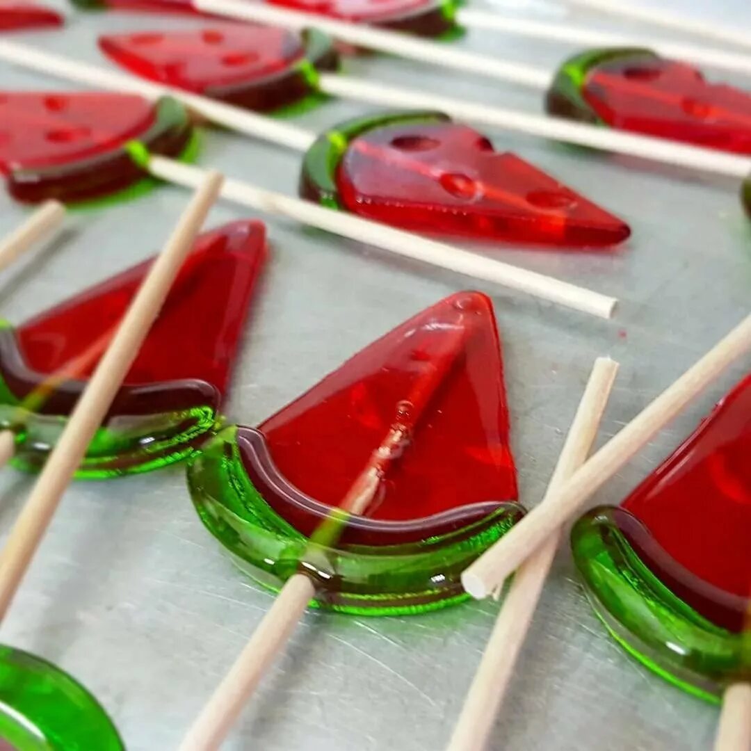 Изомальт леденцы на палочке. Леденцы из сахара детям. Сироп для леденцов. Леденцы на палочке прозрачные. Леденцы из сахара.