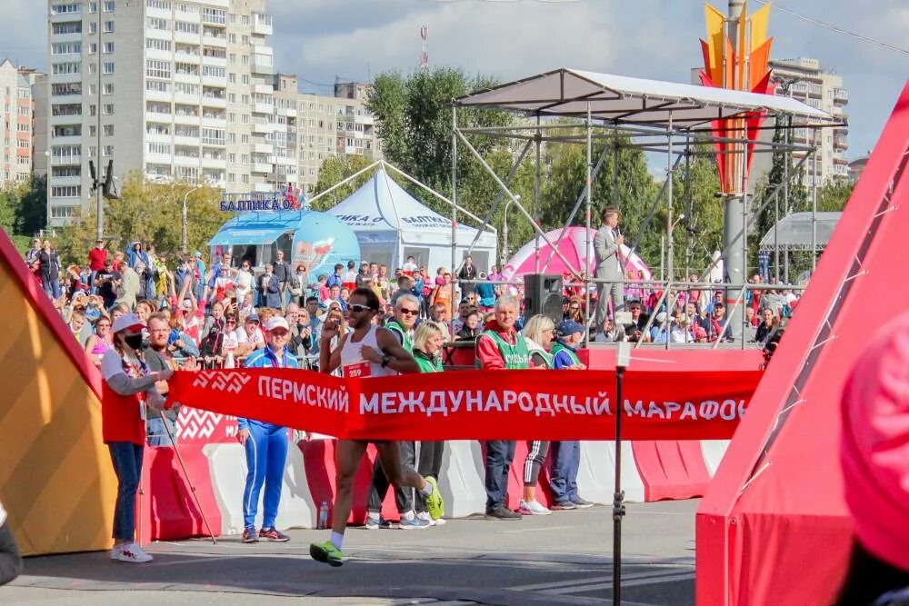 Средний класс в перми. Пермский Международный марафон. События в Перми. Сцена Пермский марафон.