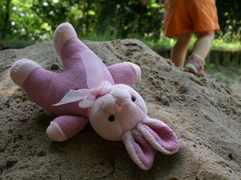 кукла на дороге. игрушка упала. игрушка упала. плюшевые игрушки без фона. игра детская башня пингвины.