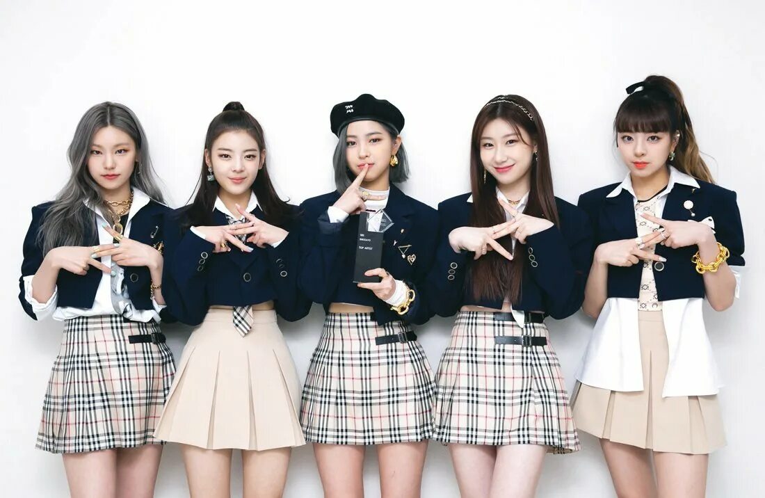 Itzy blackpink. Itzy корейская группа. корейская группа itzy участницы. itzy inkigayo. viva группа корейская.