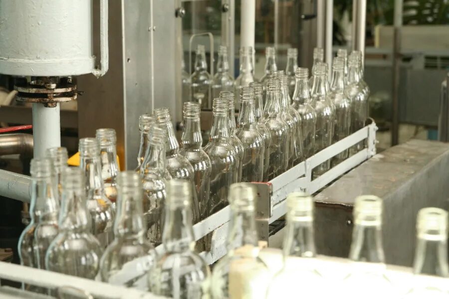 цех водочного завода. продукция ликеро водочного завода петрозаводск. объединенные пензенские водочные заводы.