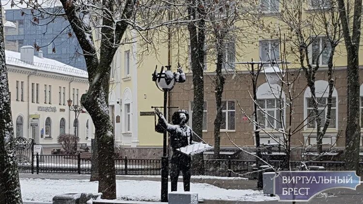 Выпал долгожданный снег. Спектакль с первым снегом Брест. Брест в марте. Улица Снежная Брест. Город Брест в марте фото.