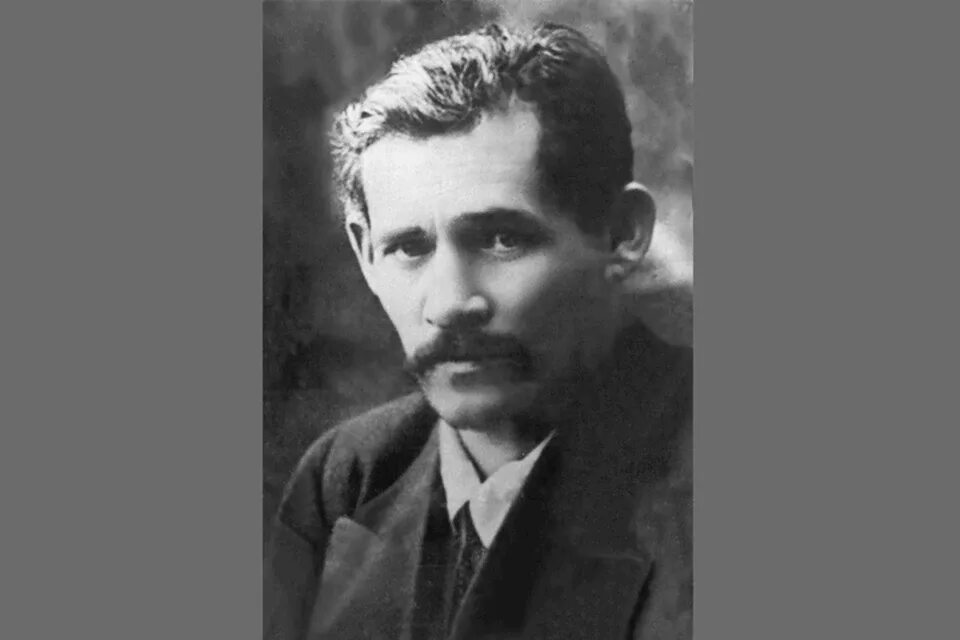Мажит гафури в молодости. Памятник мажиту гафури в уфе. Мажита гафури казань. Мажит гафури писатель. Памятник мажита гафури красноусольск.