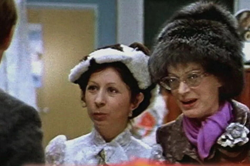 Лия ахеджакова ирония судьбы. Лия ахеджакова молодая. Ирония судьбы лия ахеджакова кадры. Ирония судьбы ахеджакова. Лия ахеджакова ирония судьбы.