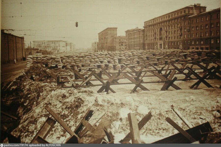 Паника в Москве 16 октября 1941. Противотанковые Ежи 1941-1945. Баррикады на улицах Москвы 1941. Осенью 1941 г ввиду