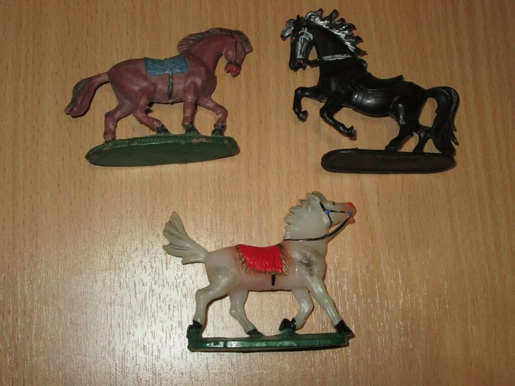 Статуэтка лошадь ГДР. Фарфоровые кони ГДР. Статуэтка "три коня". Фарфоровая статуэтка двух коней ГДР.