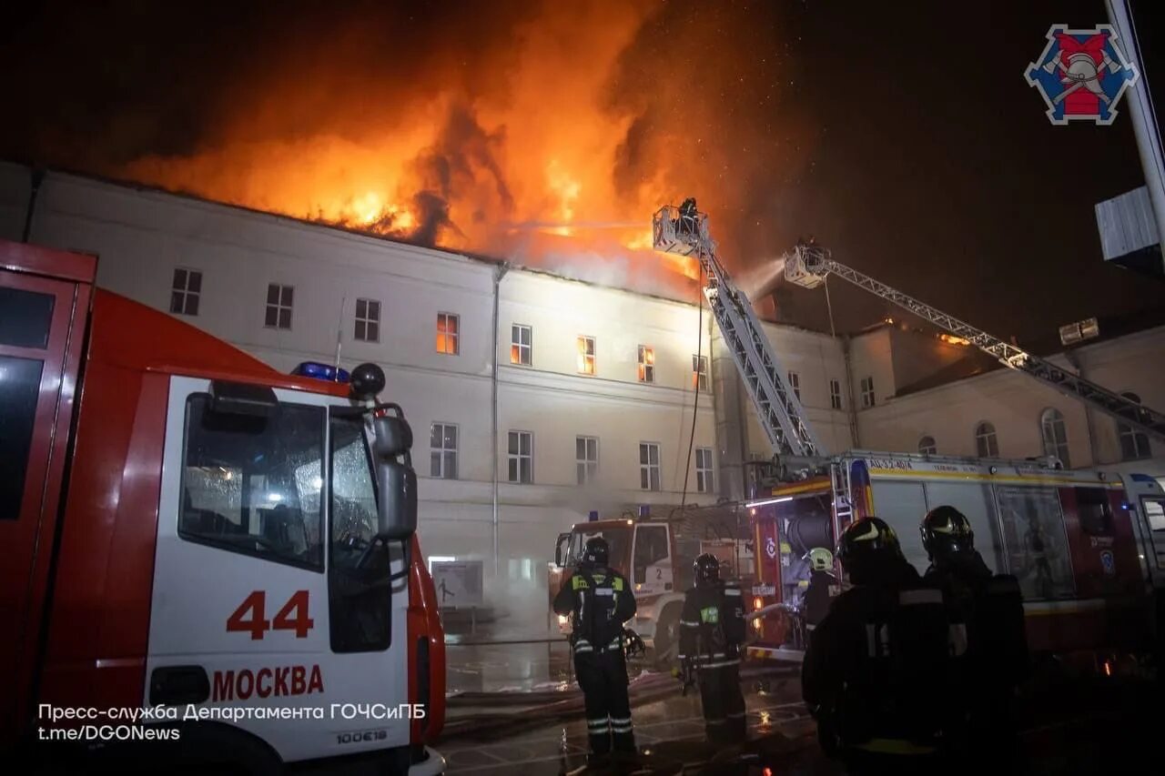 Пр твориться в жизнь. Пожар в Москве на Комсомольском проспекте. Пожар в Хамовниках. Пожар здания правительства в Москве. Пожар в казарме.