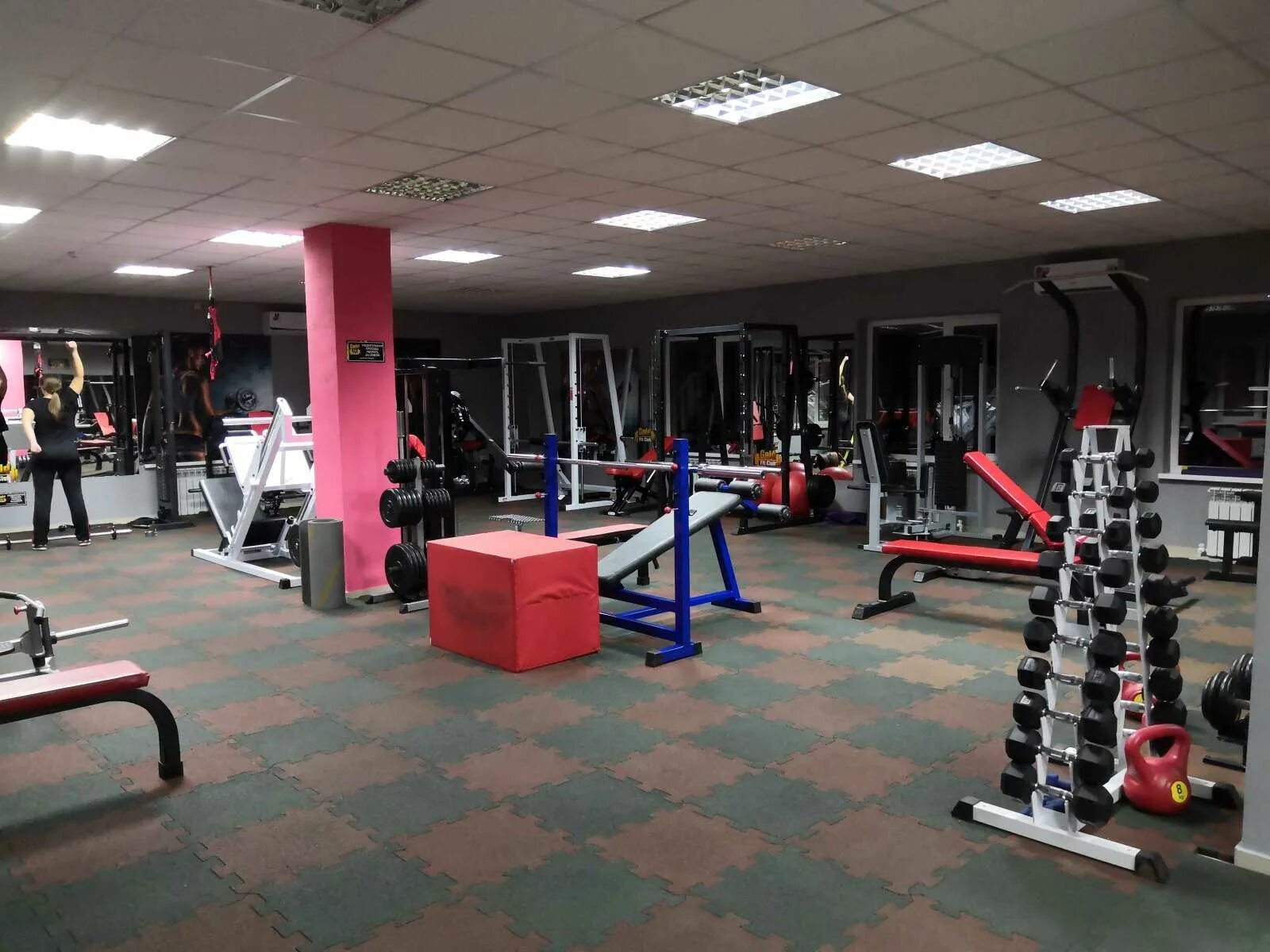 Зал михайловск. Gold Fit Club Михайловск. Голд фит Екатеринбург героев России 2. Тренажерный зал Gold's Gym. Фитнес зал Loft Михайловск.