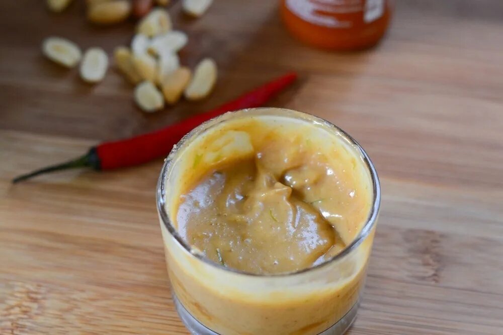 Соус с арахисовой пастой. Ореховый соус из арахиса. Салат с арахисовым соусом. Арахисовый соус в азиатском стиле. Арахисовый соус