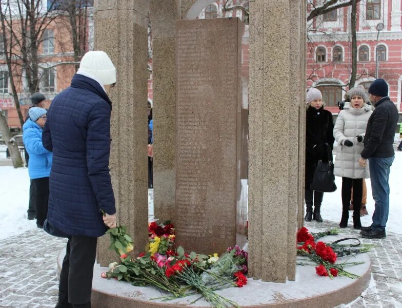 Сколько погибло пермских. Хромая лошадь Пермь 5.12.2009. Хромая лошадь Пермь сейчас. Мемориал жертвам "хромой лошади" Пермь.