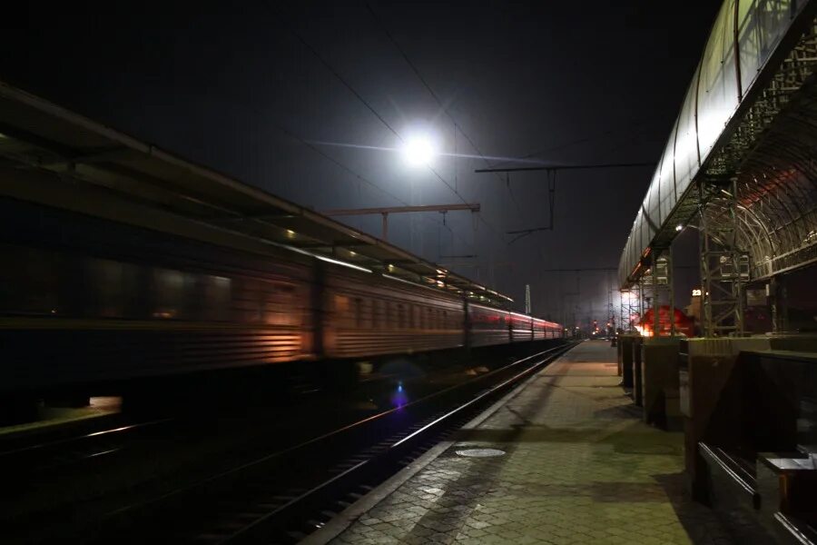 Включи ночную станцию. Ночной вокзал. Вокзал ночью. Станция ночью. Вокзал Москва платформа ночью.