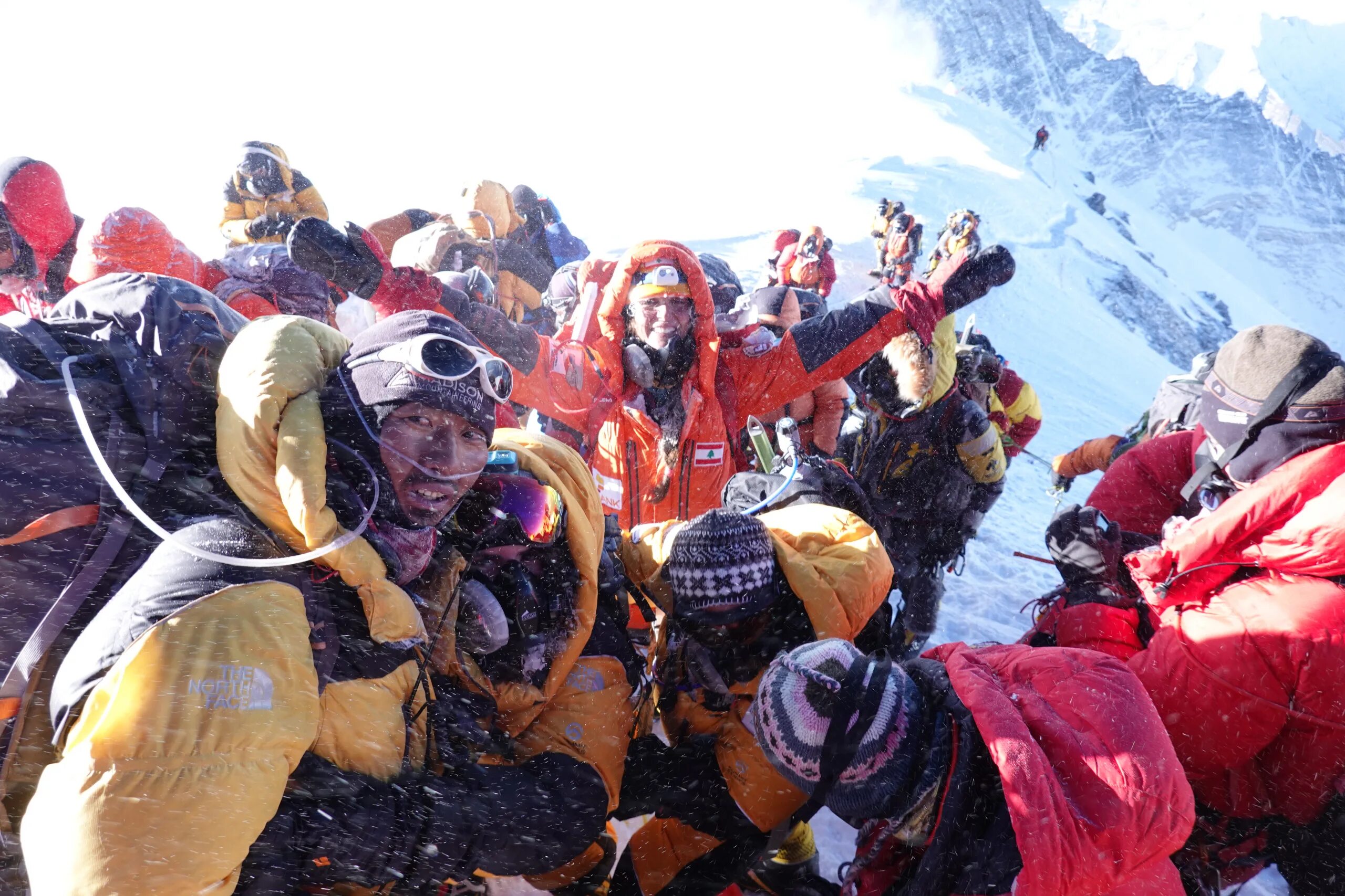 сколько времени на эвересте. сколько времени на эвересте. очередь на восхождение на эверест. очередь на эверест 22 мая 2019. эверест гора восхождение.