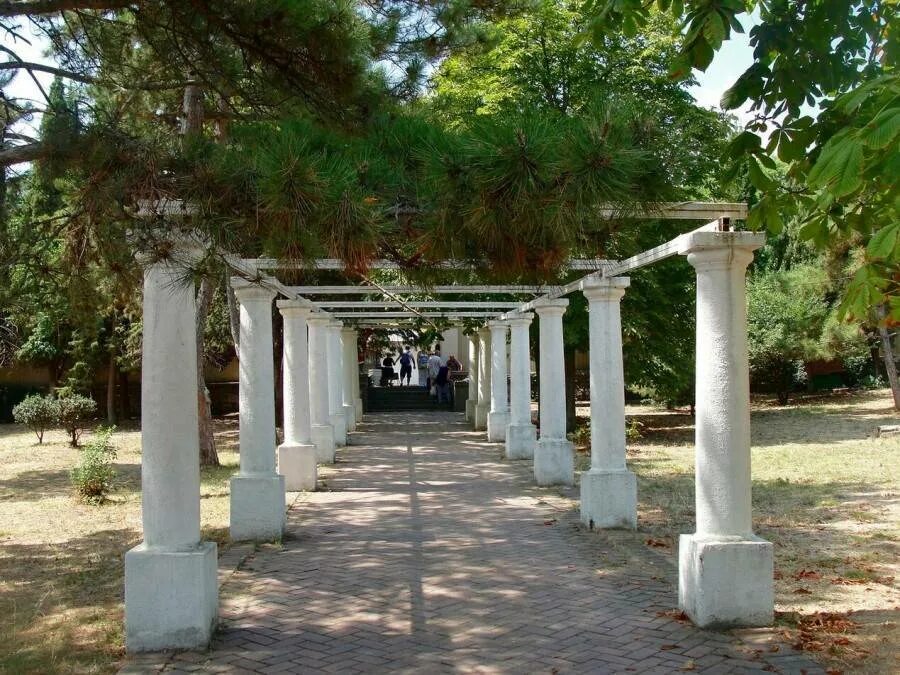 Алушта парк фото. Центральный парк алушта. приморский парк алушта. алушта приморский парк памятник. приморский парк колоннада.