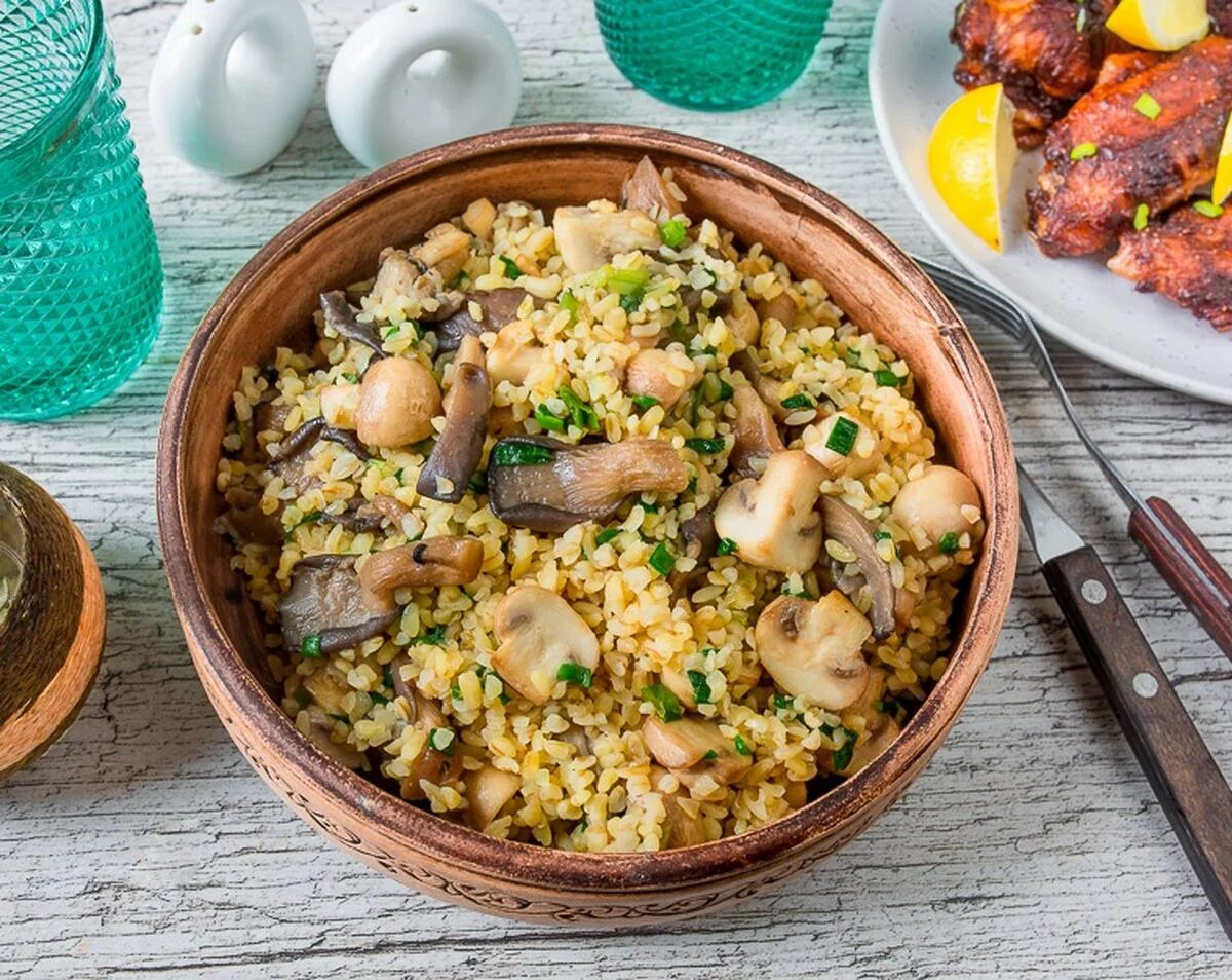 Булгур с подливкой. Булгур с курицей и луком. Булгур с мясом и овощами. Пилав из булгура. Булгур с курицей и луком.
