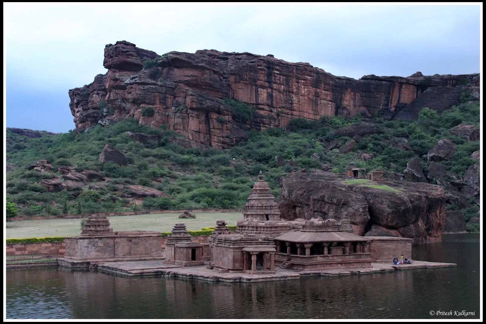 Где находится бадами. Храм бадами. Где находится бадами. Чем знаменит кург в штате карнатака?. Лодки в хампи.