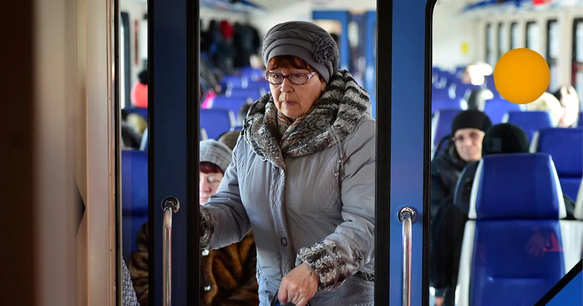 Подмосковная пенсия. Пенсионеры в электричке. Пожилые люди в общественном транспорте. Пенсионеры в общественном транспорте. Пенсионеры в метро.