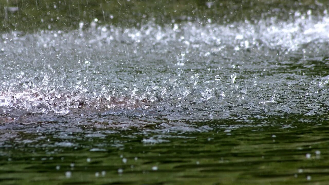 Какая вода в дожде. Дождевая вода. ливень на воде. вода от дождя. дождевая вода картинки.