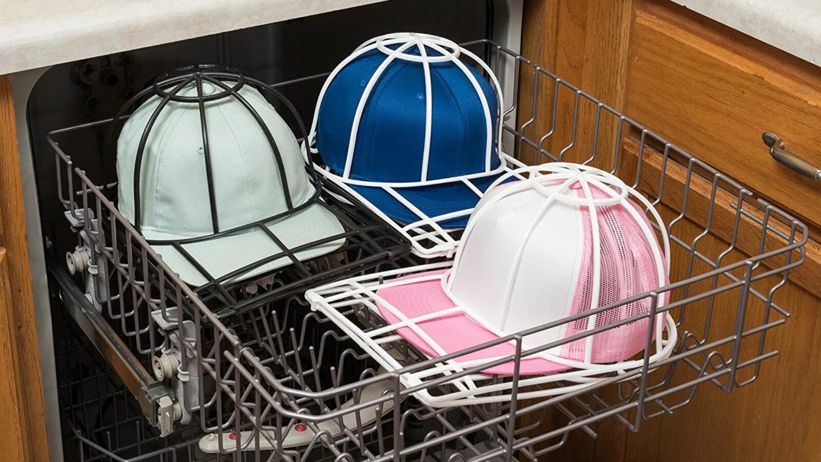 Стирают ли кепки в стиральной машине. Приспособление для стирки бейсболок. Кепки в посудомойке. Форма для стирки кепок. Каркас для стирки кепок.