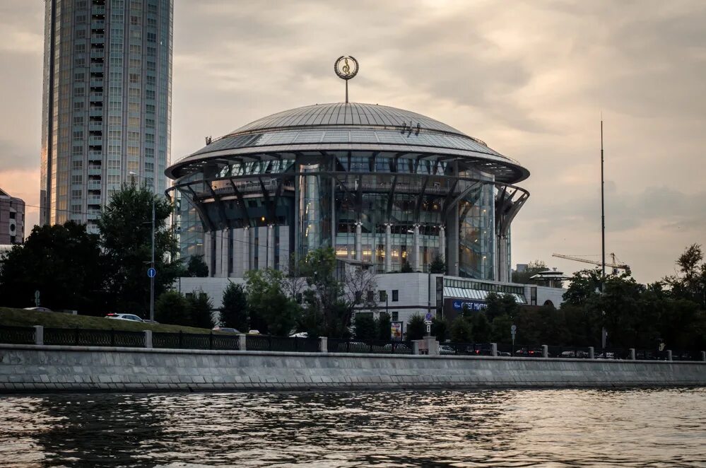 Московский международный дом музыки адрес. Космодамианская набережная остров. дом музыки здание. космодамианская набережная дом музыки. москва здание международный дом музыки.