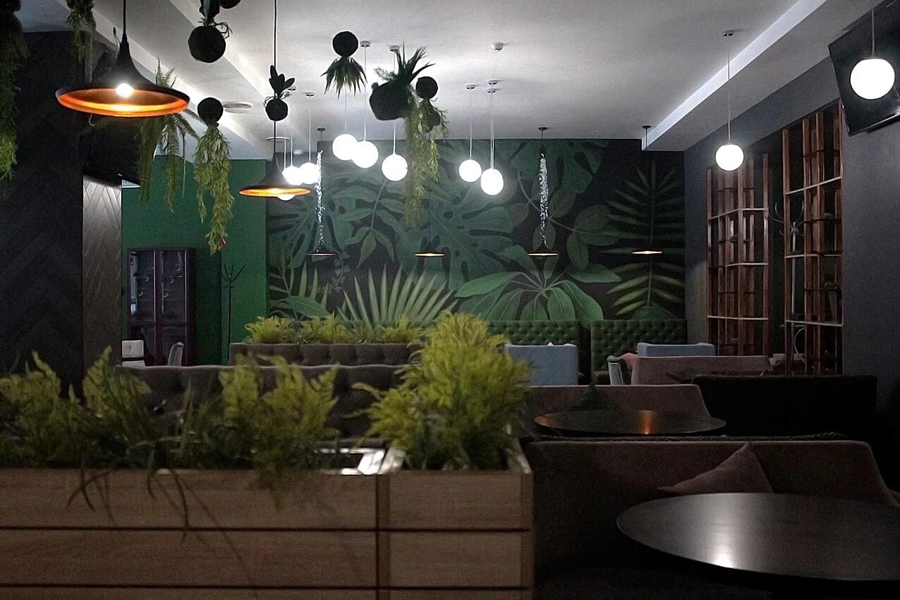 Ботаник чкаловская. Botanica курск. стиль ботаника в интерьере. ресторан в стиле ботаник. декор стен в ресторане.
