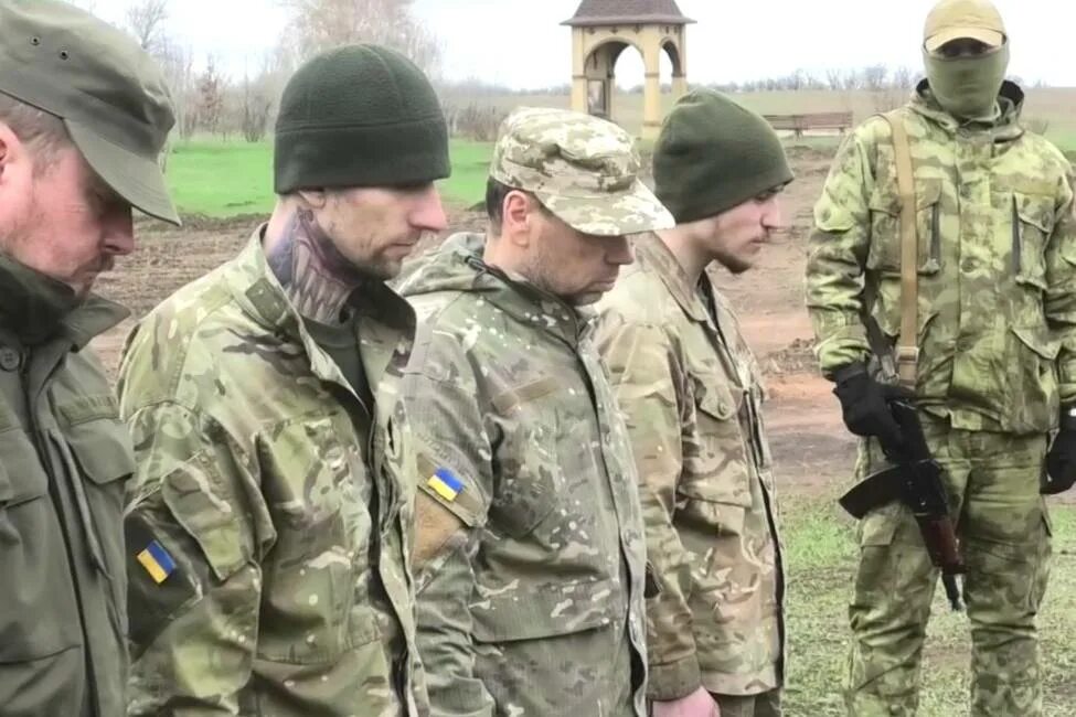 Украинские военные в плену. Пленные российские солдаты на Украине. Украинские солдаты в плену. Перешел на сторону украинцев