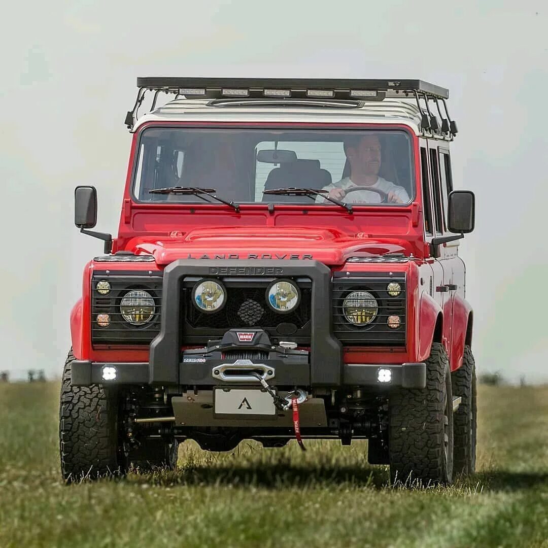Defender красный. Ленд Ровер Дефендер красный. Land Rover Defender рыжий. Red Rover Defender Saloon. Defender Red GK-116.