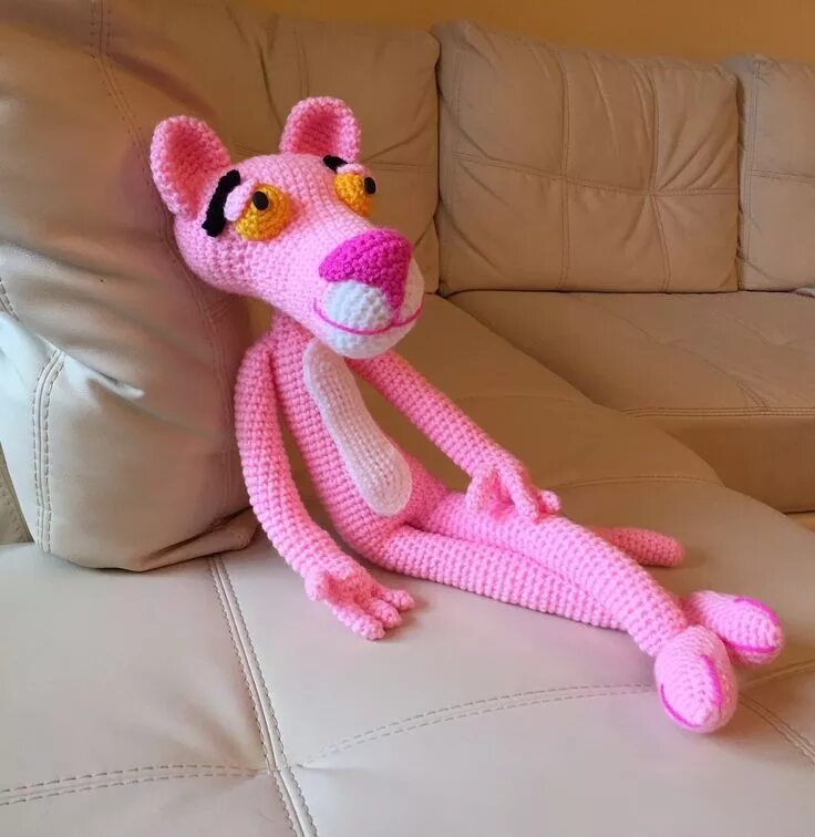 Вязаная игрушка розовая пантера. Игрушки из розовой пряжи. Розовая пантера вязаная. Амигуруми розовая пантера. Игрушки из велюровой пряжи.