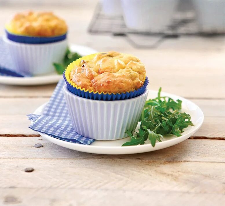 Куриные маффины с сыром. Куриные маффины. овощные маффины. маффины с курицей и сыром. куриные кексы в формочках.