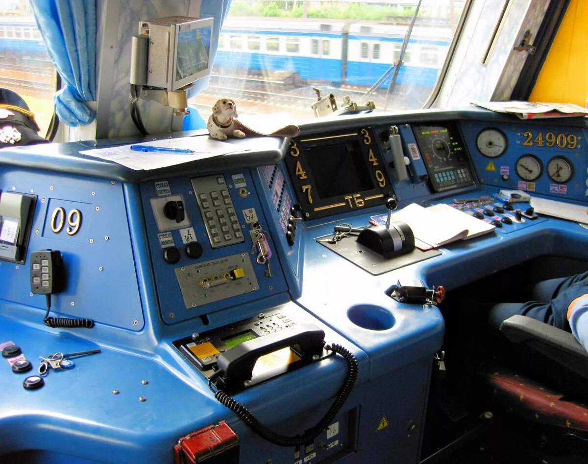2тэ116 тепловоз кабина. 3тэ25к2м-0086 кабина. кабина водителя трамвая татра т3. пульт управления кабины. эд4м кабина.