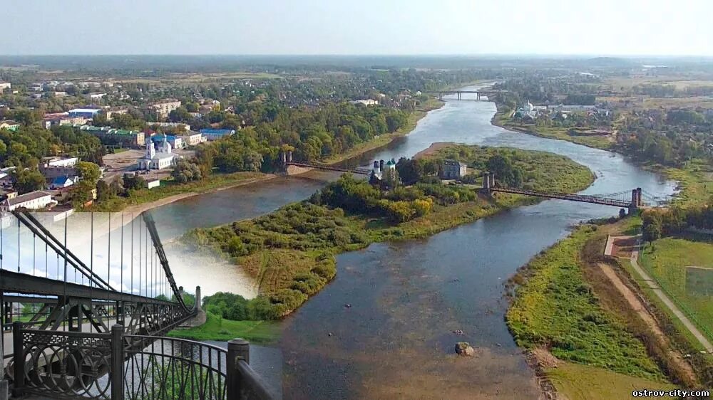 Сколько жителей в острове. Город остров Псковская область. Псков г.остров. Остров Псковская Губерния. Псковская область г.остров с высоты птичьего полета.