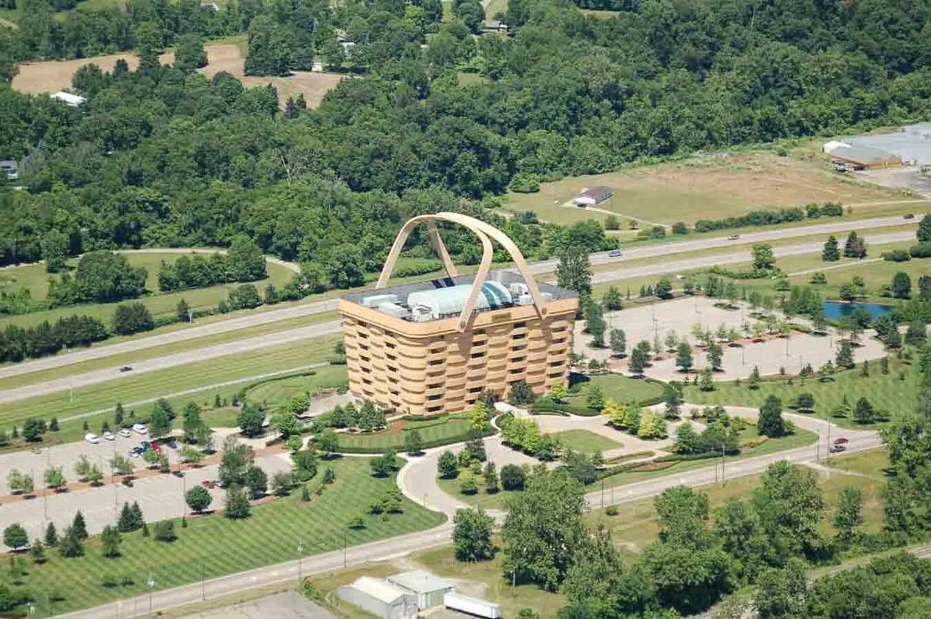 Building v. Здание-корзина (the basket building), огайо, сша. здание корзина штат огайо сша. штаб-квартира longaberger, ньюарк, сша. дом-корзина (ньюарк, штат огайо, сша).